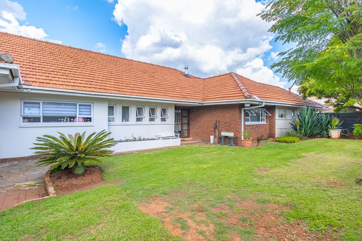 Family home with separate fully functional cottage - Photo 4