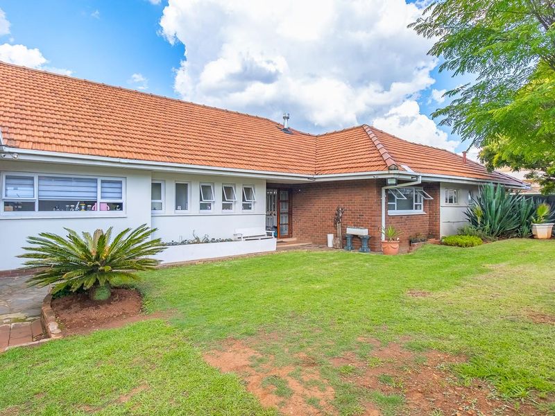 Family home with separate fully functional cottage - Photo 4