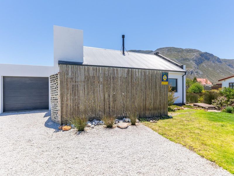 Also want to live in heaven?  Then buy property in beautiful Betty's Bay - Photo 1