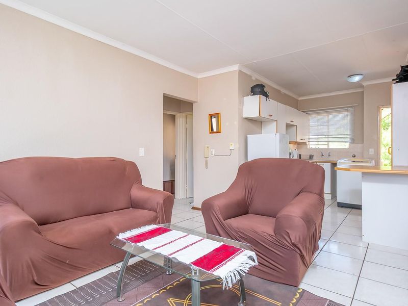 Neat First Floor Townhouse in Secure Complex Near Jordaan Park - Photo 8