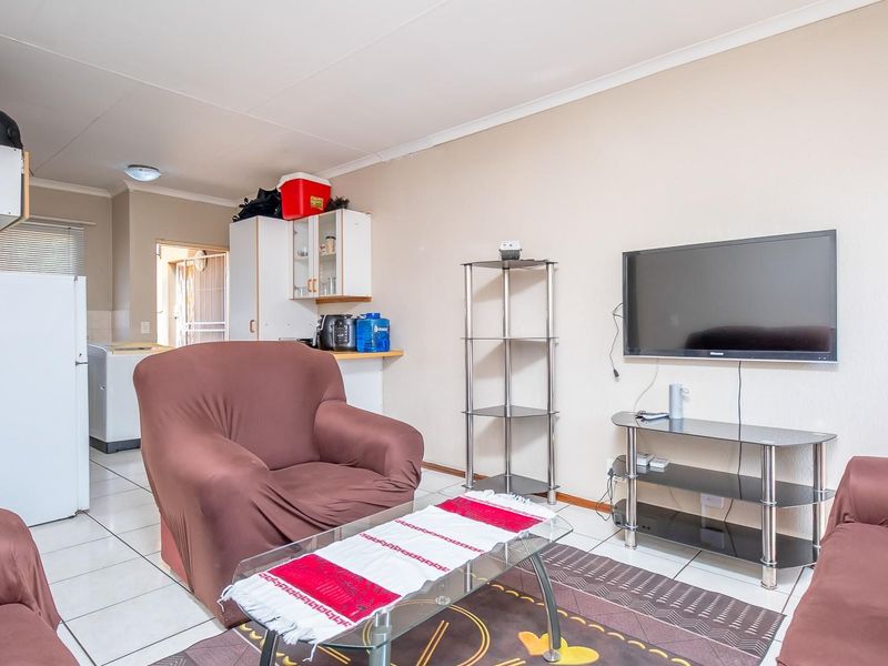 Neat First Floor Townhouse in Secure Complex Near Jordaan Park - Photo 7