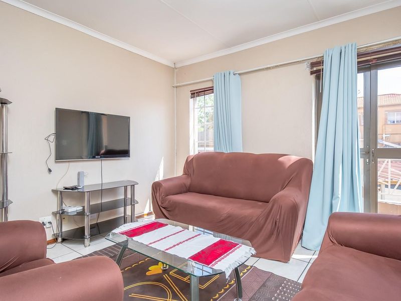 Neat First Floor Townhouse in Secure Complex Near Jordaan Park - Photo 6