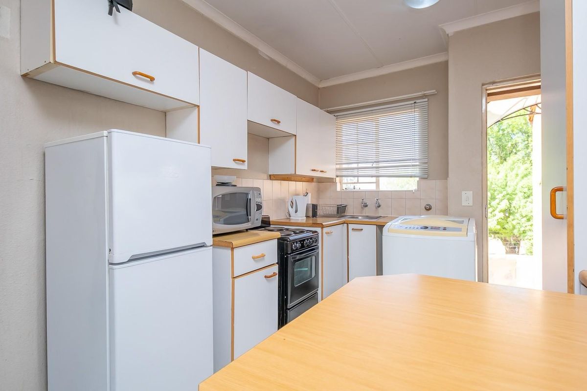 Neat First Floor Townhouse in Secure Complex Near Jordaan Park - Photo 5