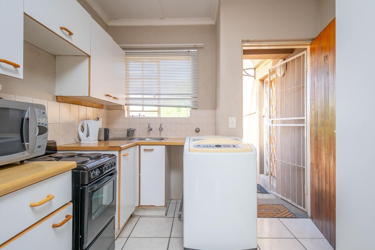 Neat First Floor Townhouse in Secure Complex Near Jordaan Park - Photo 3