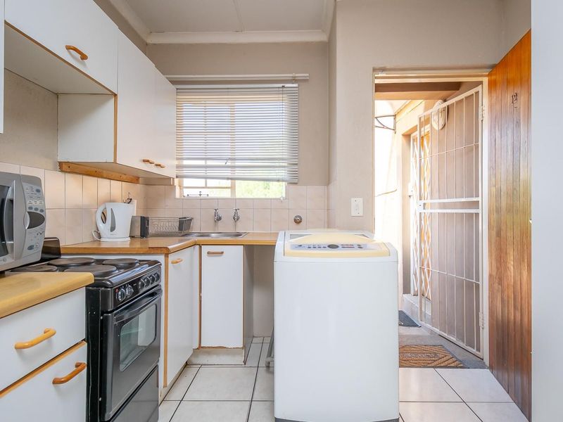 Neat First Floor Townhouse in Secure Complex Near Jordaan Park - Photo 3