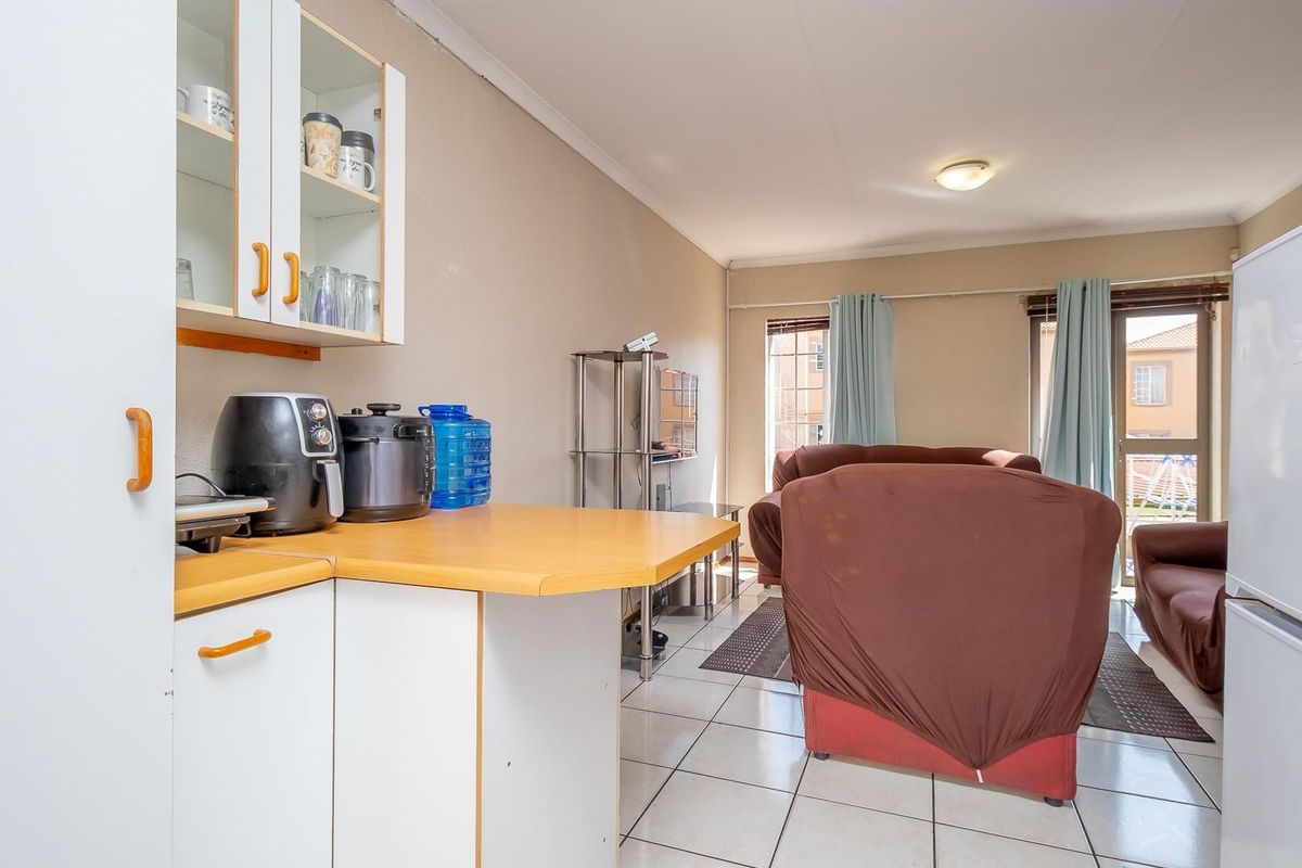 Neat First Floor Townhouse in Secure Complex Near Jordaan Park - Photo 4