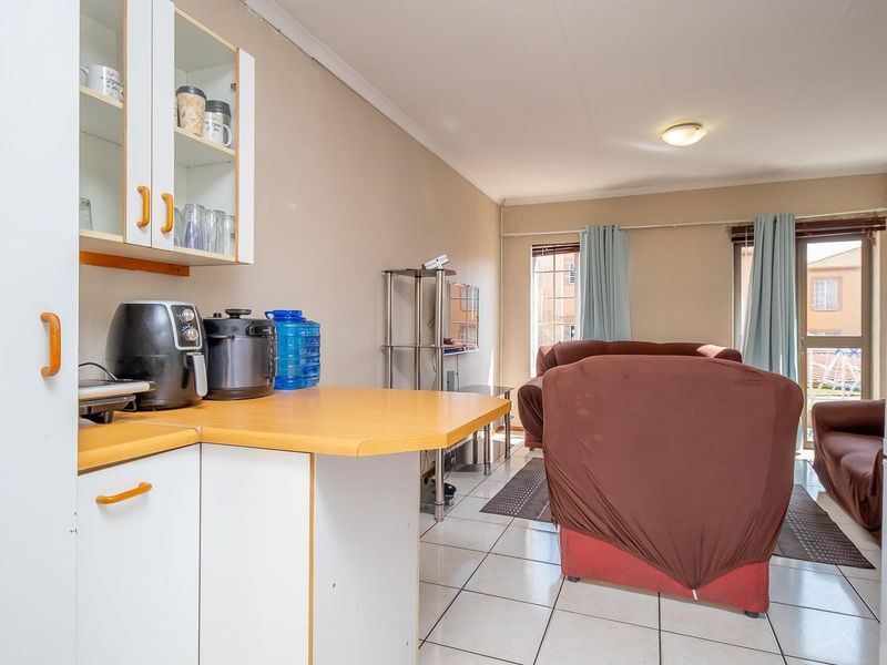 Neat First Floor Townhouse in Secure Complex Near Jordaan Park - Photo 4