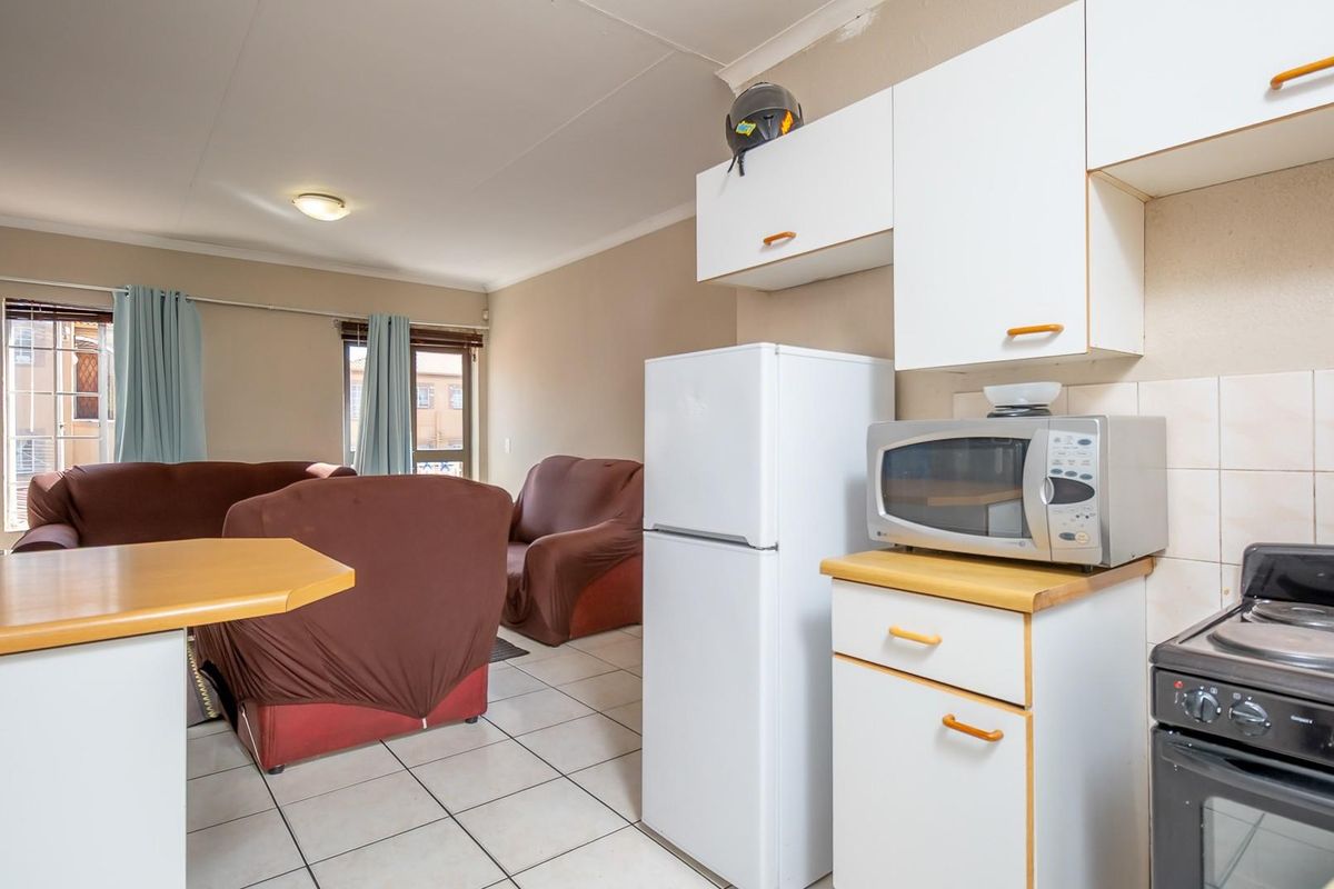 Neat First Floor Townhouse in Secure Complex Near Jordaan Park - Photo 2