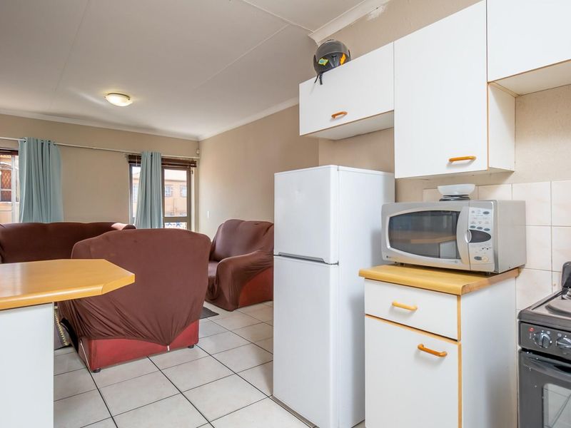 Neat First Floor Townhouse in Secure Complex Near Jordaan Park - Photo 2