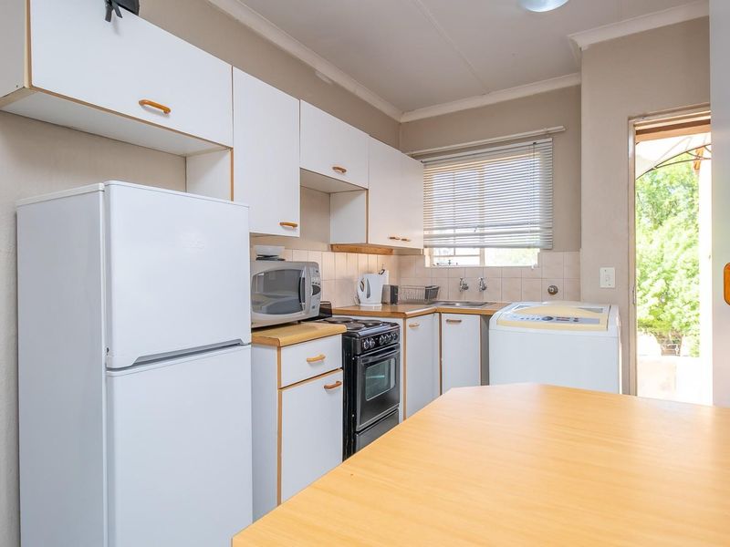 Neat First Floor Townhouse in Secure Complex Near Jordaan Park - Photo 5