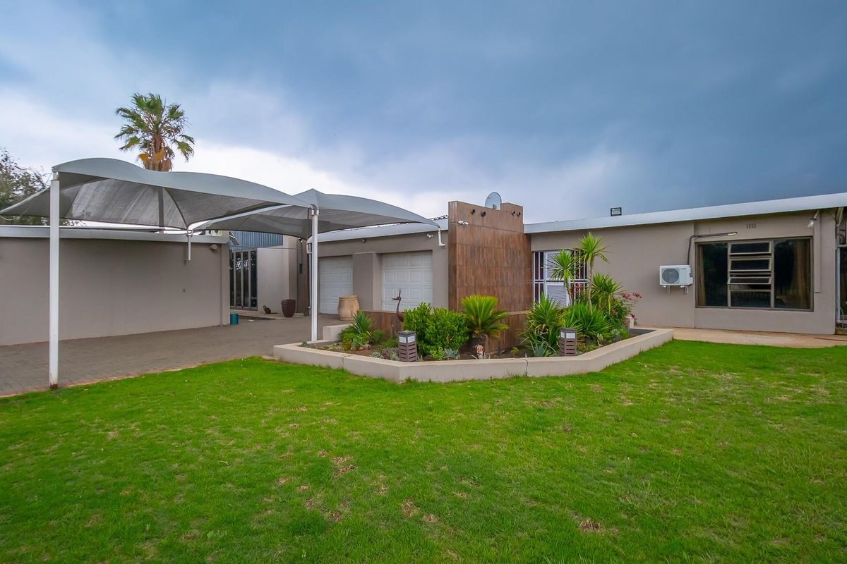 Spacious 4000m2 Family Retreat with Heated Pool, Entertainment Area and Dual Garages - Photo 4