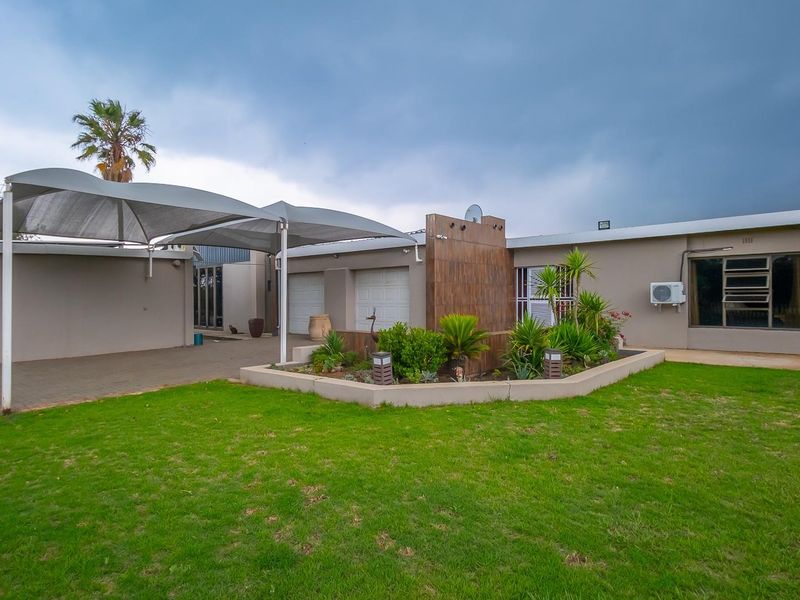 Spacious 4000m2 Family Retreat with Heated Pool, Entertainment Area and Dual Garages - Photo 4