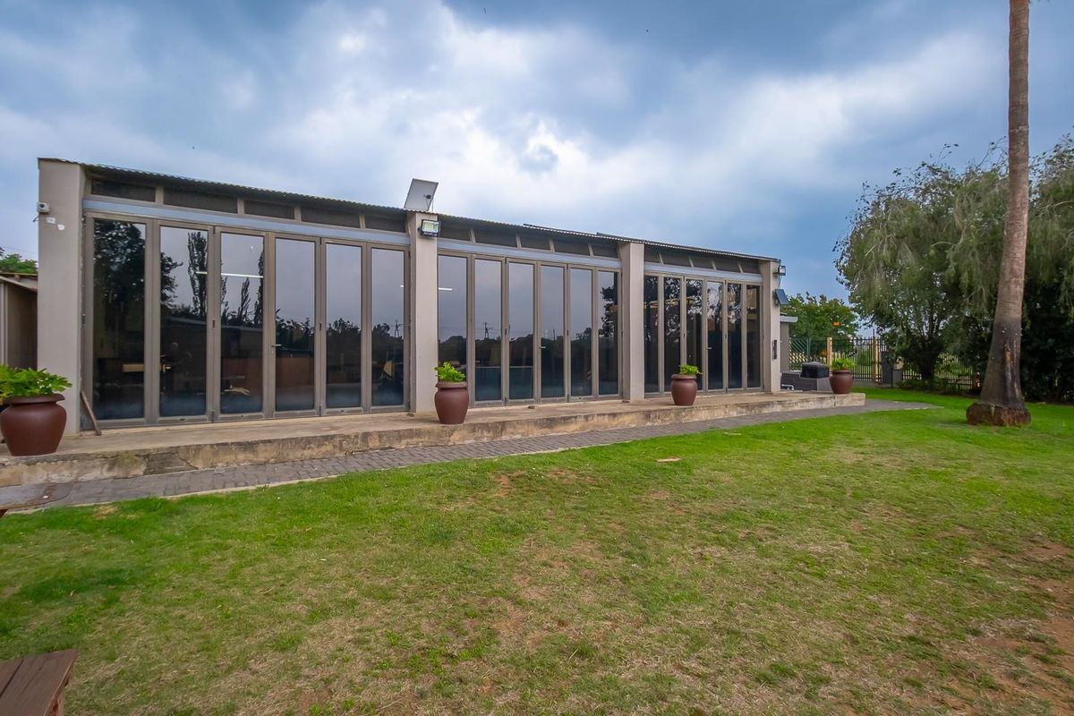 Spacious 4000m2 Family Retreat with Heated Pool, Entertainment Area and Dual Garages - Photo 2