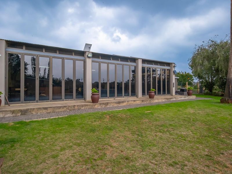 Spacious 4000m2 Family Retreat with Heated Pool, Entertainment Area and Dual Garages - Photo 2