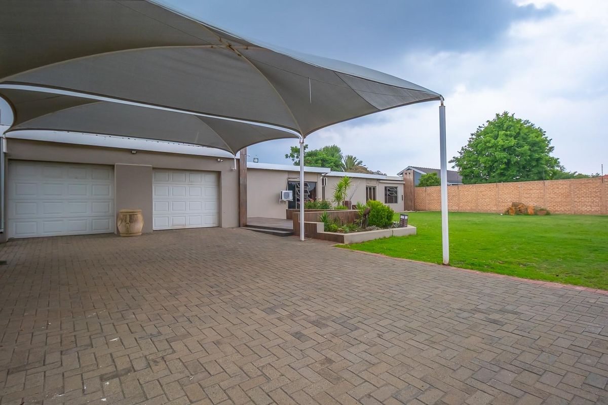 Spacious 4000m2 Family Retreat with Heated Pool, Entertainment Area and Dual Garages - Photo 5