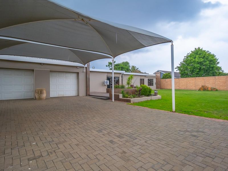 Spacious 4000m2 Family Retreat with Heated Pool, Entertainment Area and Dual Garages - Photo 5