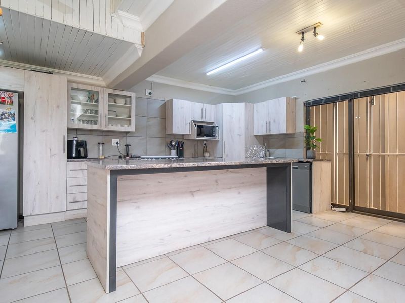 Spacious 4000m2 Family Retreat with Heated Pool, Entertainment Area and Dual Garages - Photo 10