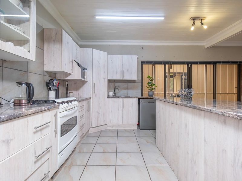 Spacious 4000m2 Family Retreat with Heated Pool, Entertainment Area and Dual Garages - Photo 9