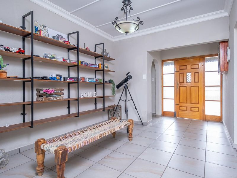 Spacious 4000m2 Family Retreat with Heated Pool, Entertainment Area and Dual Garages - Photo 7