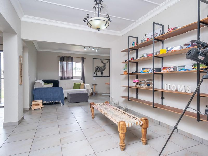 Spacious 4000m2 Family Retreat with Heated Pool, Entertainment Area and Dual Garages - Photo 6