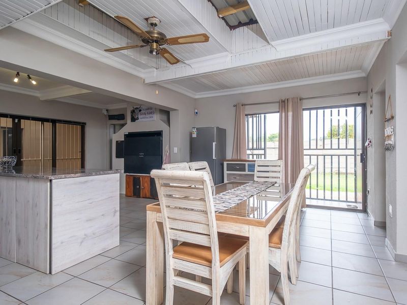 Spacious 4000m2 Family Retreat with Heated Pool, Entertainment Area and Dual Garages - Photo 8