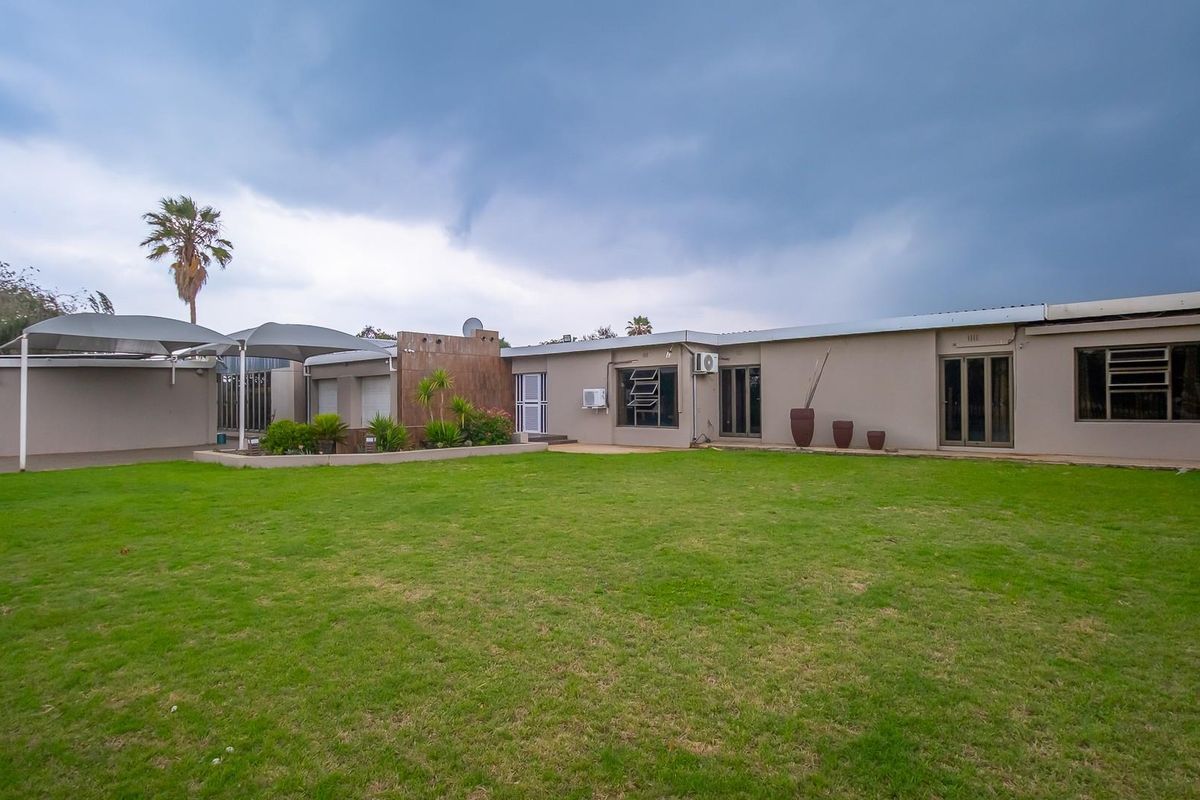 Spacious 4000m2 Family Retreat with Heated Pool, Entertainment Area and Dual Garages - Photo 3