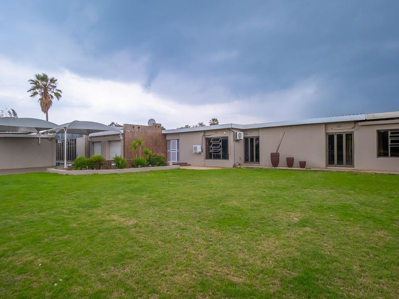 Spacious 4000m2 Family Retreat with Heated Pool, Entertainment Area and Dual Garages - Photo 3