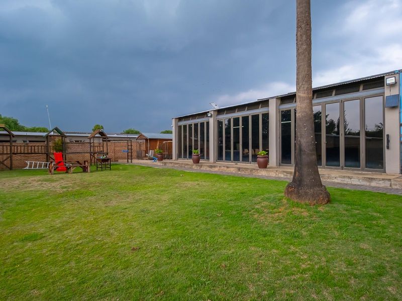 Spacious 4000m2 Family Retreat with Heated Pool, Entertainment Area and Dual Garages - Photo 1