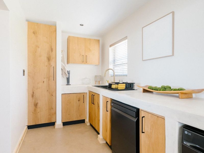 A Breath-Taking Masterpiece in Prestigious Upper Myburgh Park - Photo 5