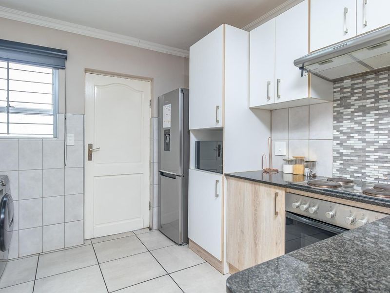 Modern 2-Bedroom, 2-Bathroom Ground-Floor Apartment in Cas-Mar security complex, Montana - Photo 10