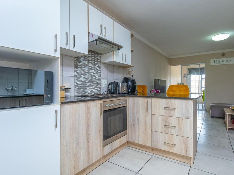 Modern 2-Bedroom, 2-Bathroom Ground-Floor Apartment in Cas-Mar security complex, Montana - Photo 9