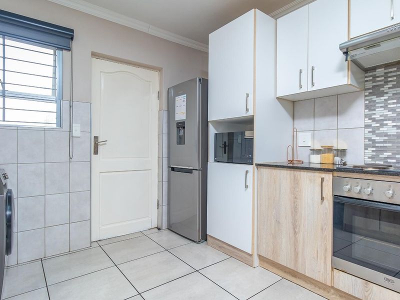 Modern 2-Bedroom, 2-Bathroom Ground-Floor Apartment in Cas-Mar security complex, Montana - Photo 8