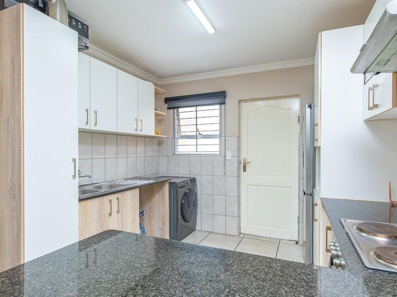 Modern 2-Bedroom, 2-Bathroom Ground-Floor Apartment in Cas-Mar security complex, Montana - Photo 7