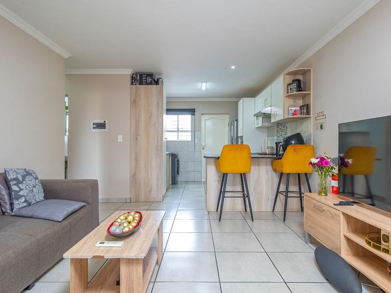 Modern 2-Bedroom, 2-Bathroom Ground-Floor Apartment in Cas-Mar security complex, Montana - Photo 5