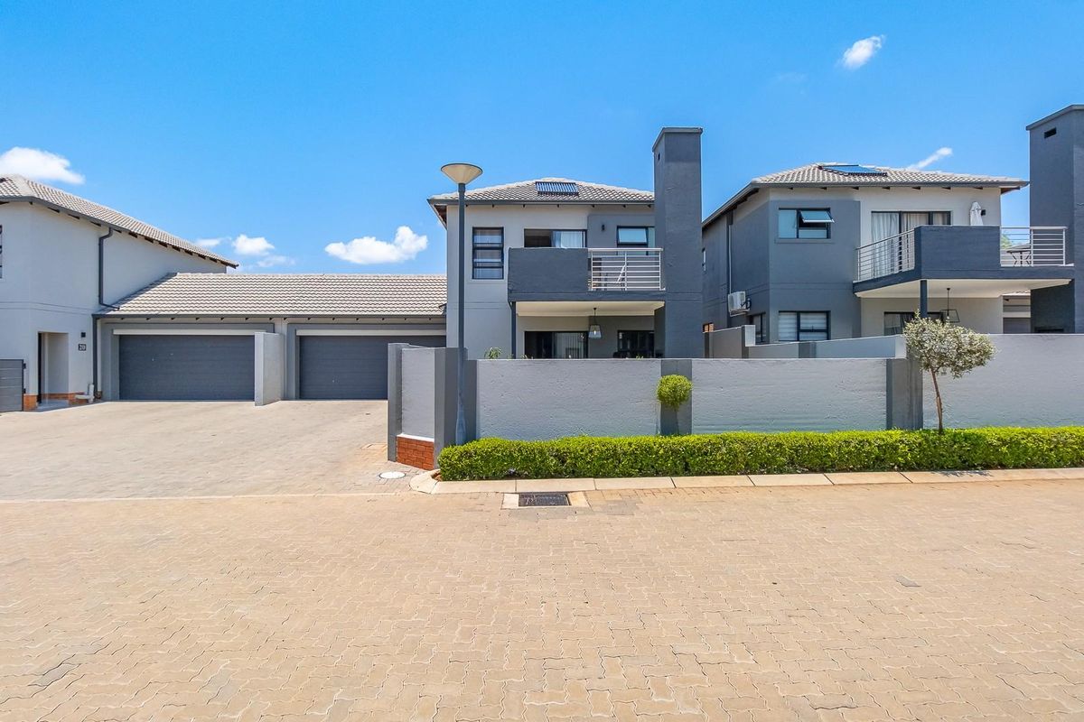 Modern 3-Bedroom Double-Storey Townhouse in Exclusive Dukes Gate Estate - Montana - Photo 2