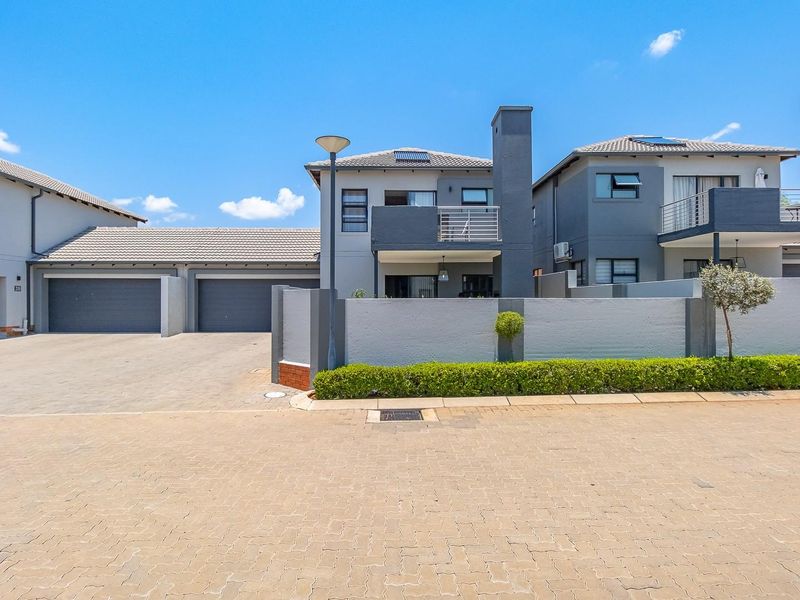 Modern 3-Bedroom Double-Storey Townhouse in Exclusive Dukes Gate Estate - Montana - Photo 2