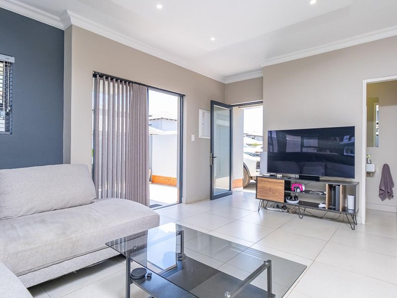 Modern 3-Bedroom Double-Storey Townhouse in Exclusive Dukes Gate Estate - Montana - Photo 7