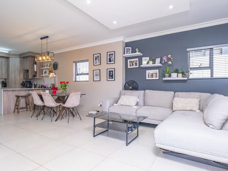 Modern 3-Bedroom Double-Storey Townhouse in Exclusive Dukes Gate Estate - Montana - Photo 5