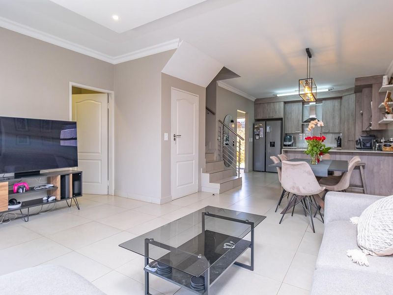 Modern 3-Bedroom Double-Storey Townhouse in Exclusive Dukes Gate Estate - Montana - Photo 6