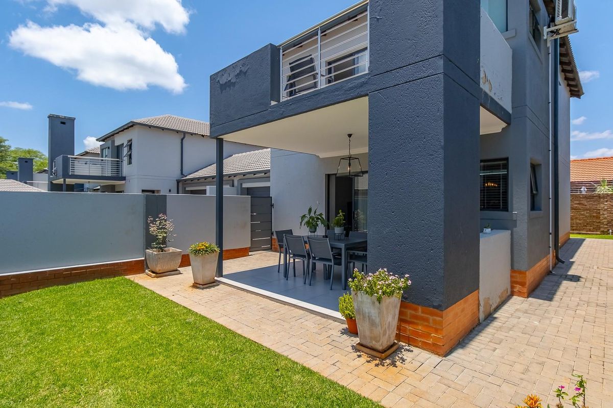 Modern 3-Bedroom Double-Storey Townhouse in Exclusive Dukes Gate Estate - Montana - Photo 3