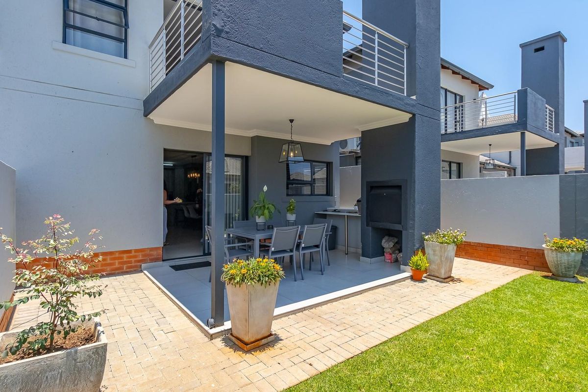 Modern 3-Bedroom Double-Storey Townhouse in Exclusive Dukes Gate Estate - Montana - Photo 4
