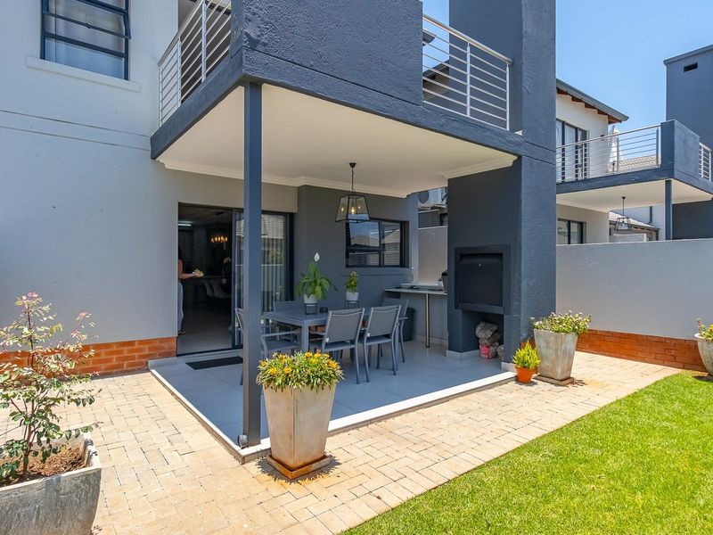 Modern 3-Bedroom Double-Storey Townhouse in Exclusive Dukes Gate Estate - Montana - Photo 4
