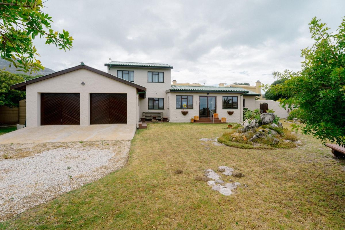 Home with a perfect location near Silver Sands beach in beautiful Betty's Bay - Photo 3