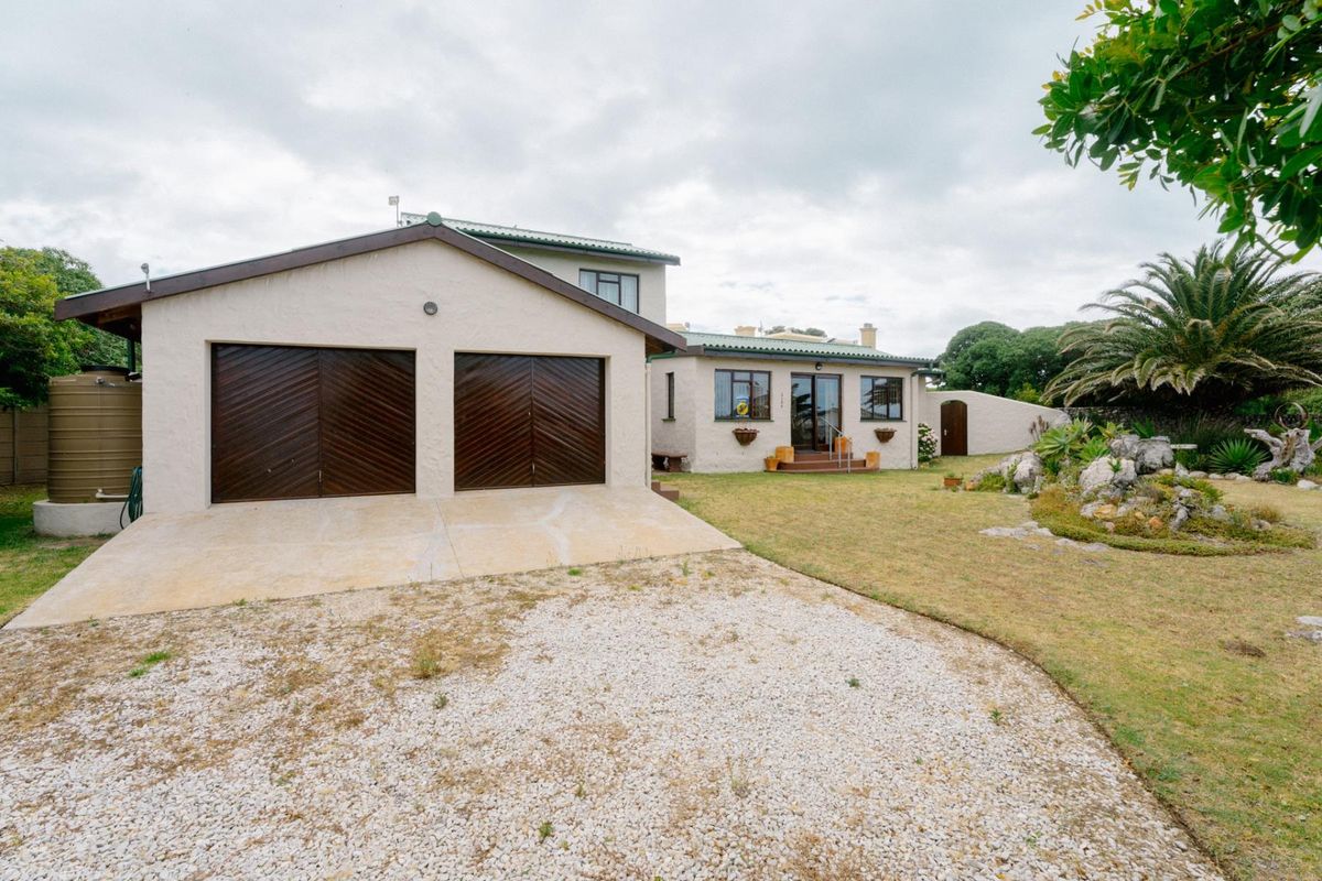 Home with a perfect location near Silver Sands beach in beautiful Betty's Bay - Photo 2