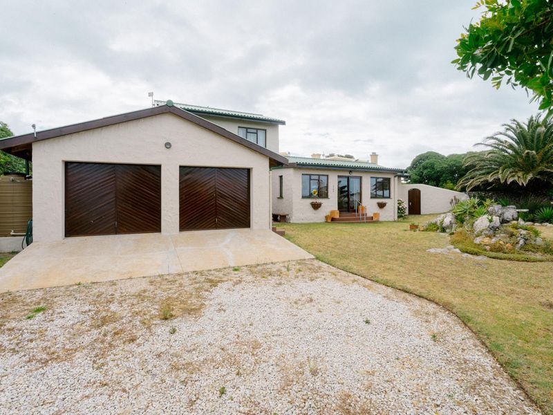 Home with a perfect location near Silver Sands beach in beautiful Betty's Bay - Photo 2