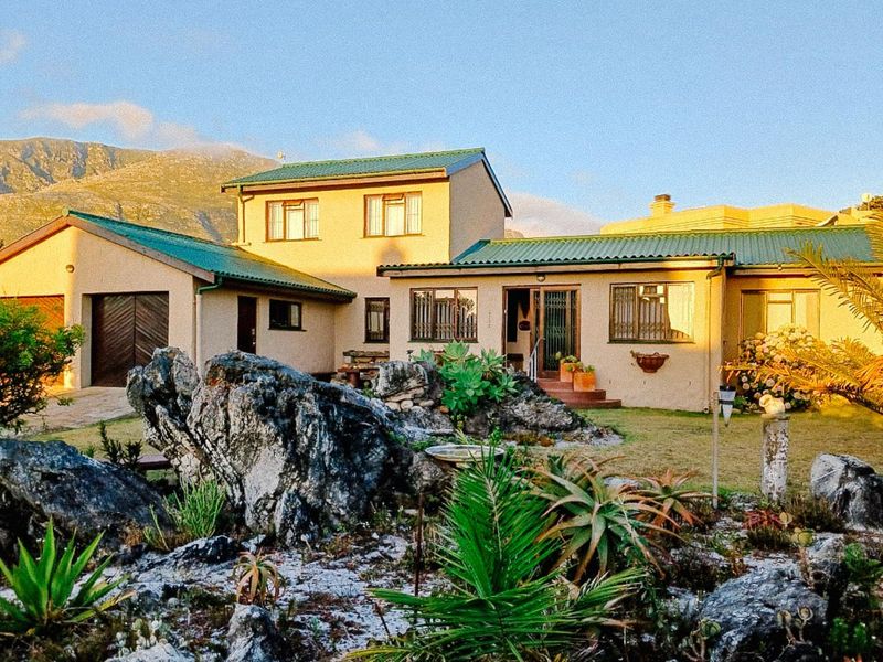 Home with a perfect location near Silver Sands beach in beautiful Betty's Bay - Photo 1
