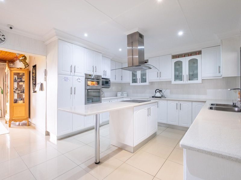 Neat and spacious family home in Howick West - Photo 10