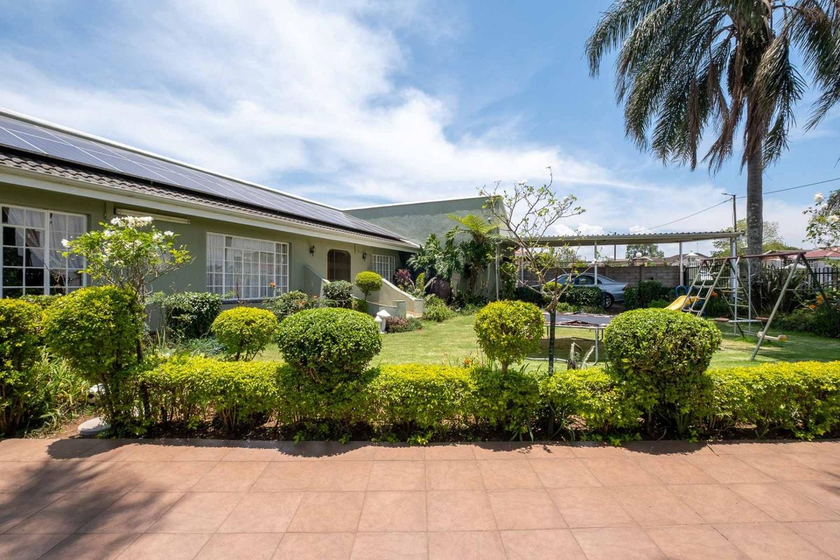 Neat and spacious family home in Howick West - Photo 3