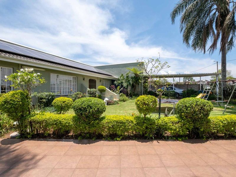 Neat and spacious family home in Howick West - Photo 3