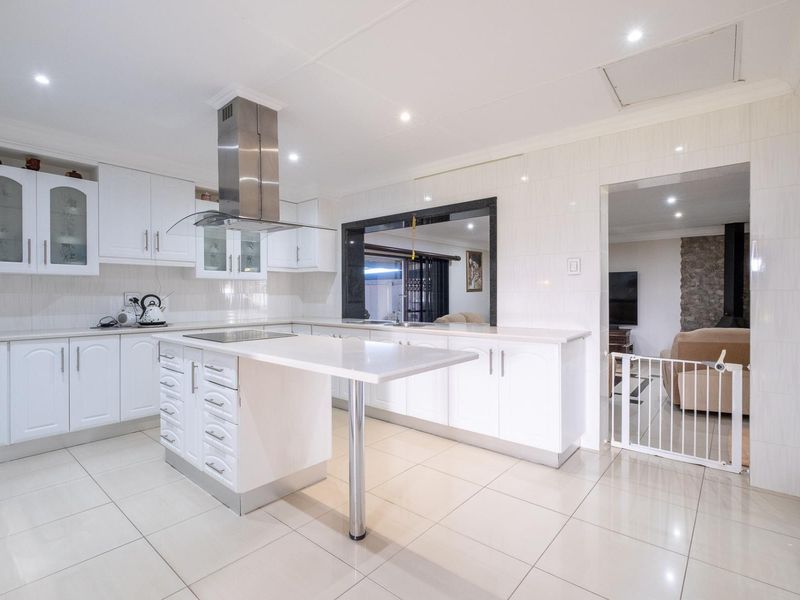 Neat and spacious family home in Howick West - Photo 9